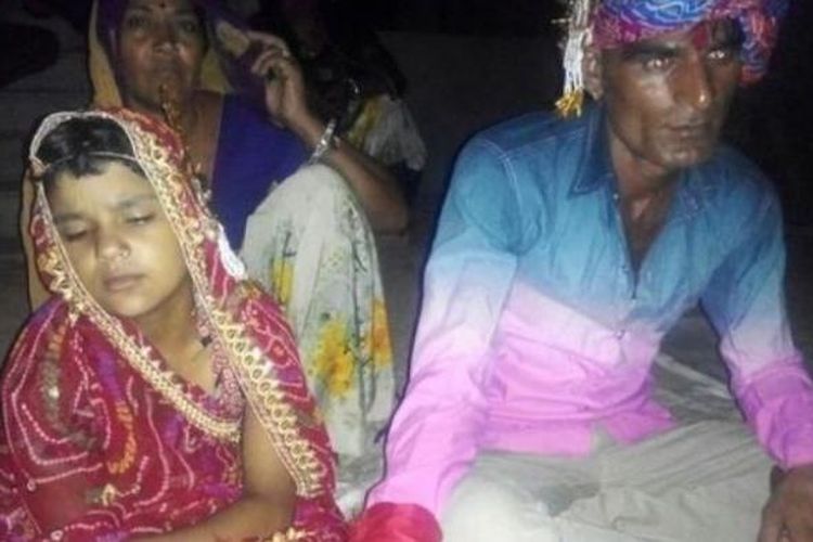 Dalam foto ini terlihat Lal Jat (35) menikahi seorang bocah perempuan berusia enam tahun di desa Gangrar, Rajashtan, India. Setelah foto ini menyebar, polisi kemudian menahan Lal Jat namun sang perancang pernikahan masih buron.