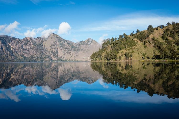 Keindahan alam Gunung Rinjani, tempat Taman Nasional Gunung Rinjani berada.