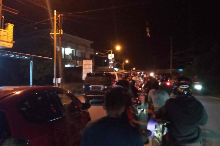 Antrean kendaraan di SPBU Kampak, Pangkalpinang, Jumat (10/12/2021) malam.
