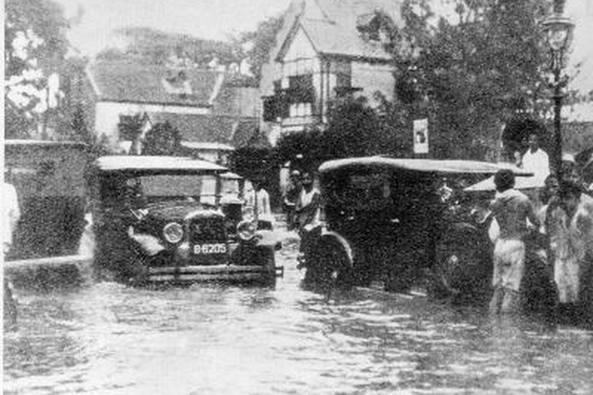 Pada 8 Januari malam hingga 9 Januari 1932 dini hari, hujan deras mengguyur Batavia, sekarang Jakarta. Saat itu curah hujan mencapai 150 mm. Akibatnya, air meluap sehingga terjadi banjir, seperti di kawasan selatan Koningsplein (sekarang Monas), tepatnya di Gang Holle (kini Jalan Sabang), terlihat mobil mogok di tengah genangan air.