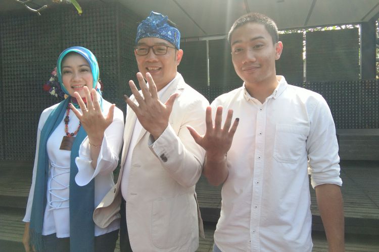 Gubernur Jawa Barat Ridwan Kamil bersama istrinya Atalia Praratya dan anak pertamanya Emmiril Khan Mumtaz usai mencoblos di TPS 32 Cigadung, Kota Bandung, Rabu (17/4/2019).
