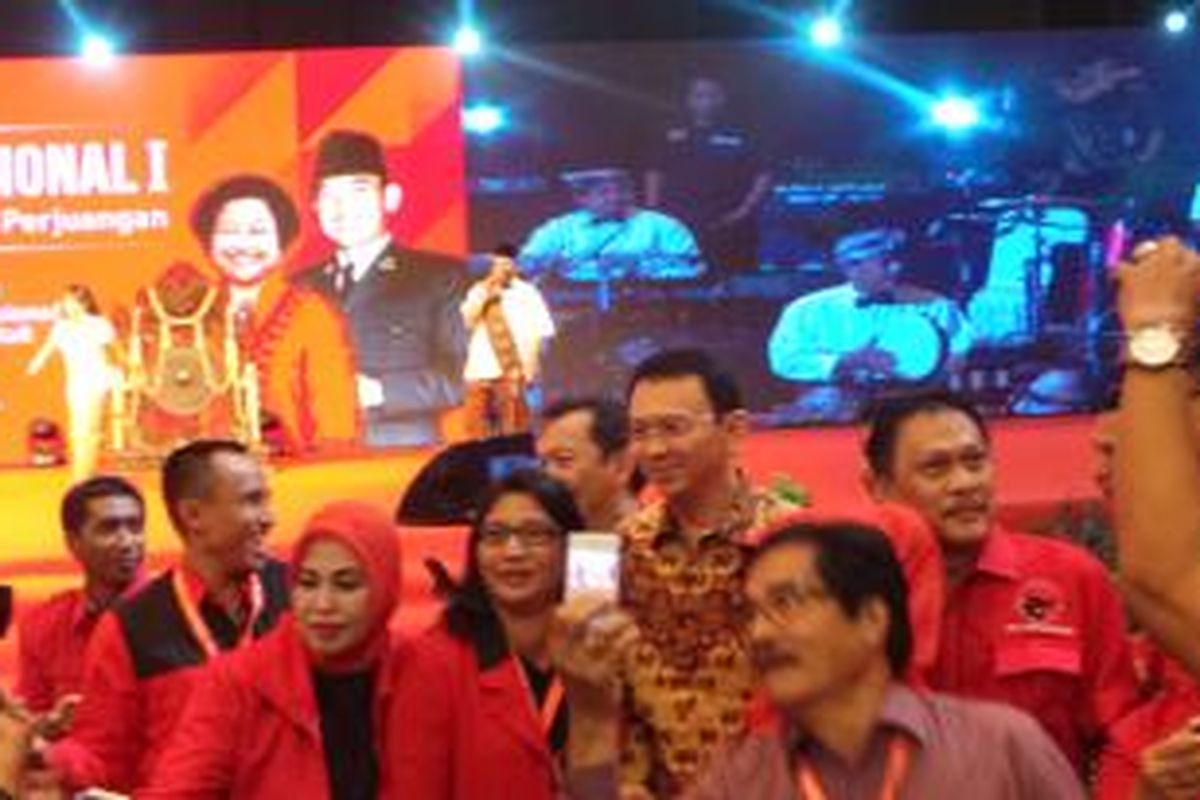 Gubernur DKI Jakarta Basuki Tjahaja Purnama selfie bersama kader PDI-P, pada Rakernas PDI-P, di Hall D Kemayoran Jakarta Pusat, Minggu (10/1/2016).