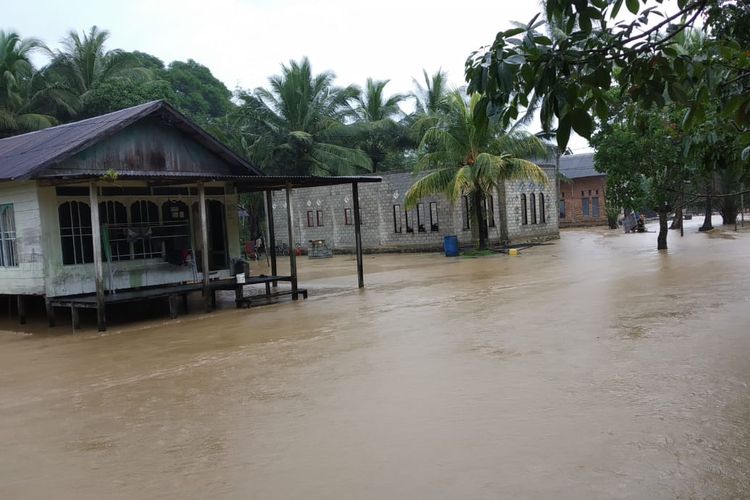 Salah satu desa yang tergenang banjir di Kecamatan Sungai Loban, Tanah Bumbu, Kalsel, Sabtu (6/6/2020).