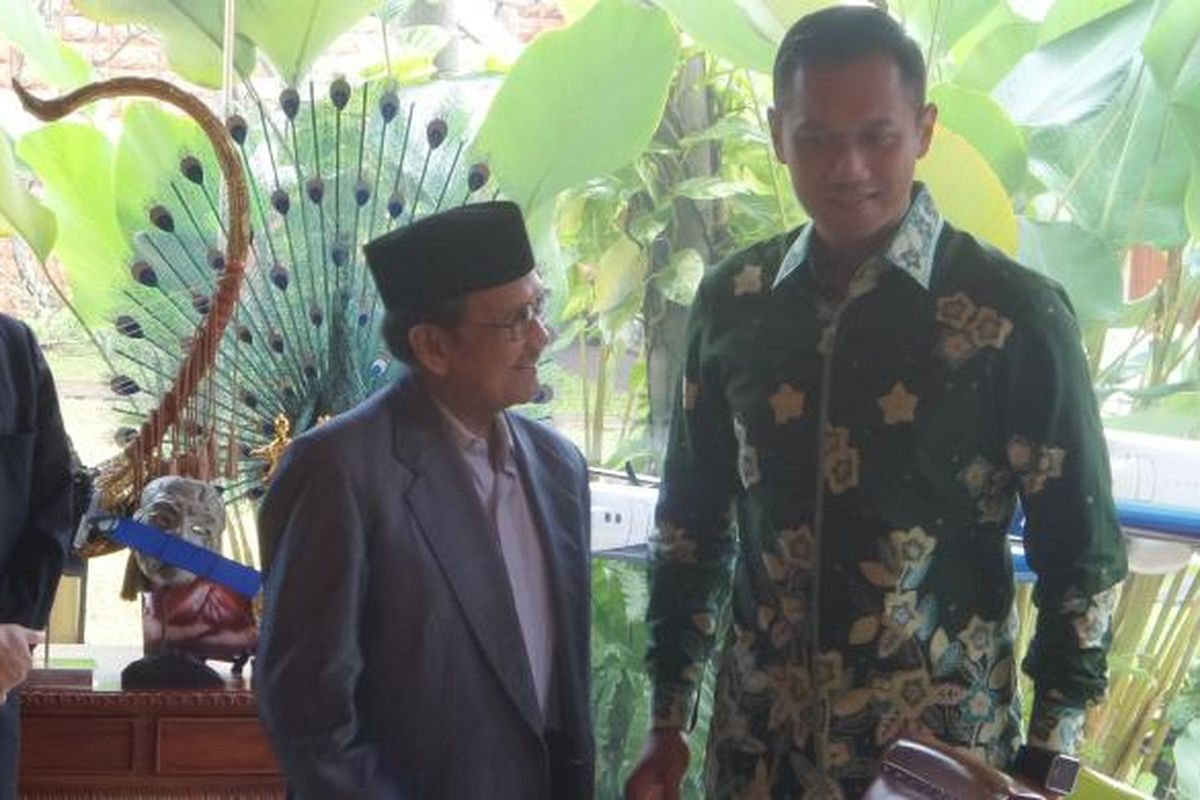 Cagub-cawagub nomor pemilihan satu Agus Harimurti Yudhoyono-Sylviana Murni sowan ke kediaman BJ Habibie, Minggu (29/1/2017)