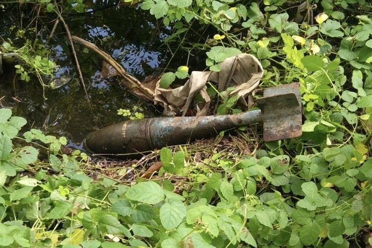 Mortir yang ditemukan warga di Surabaya, Senin (26/5/2025).