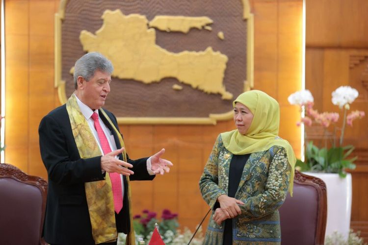 Dubes Palestina untuk Indonesia, Dr. Zuhair, S.M. Al-Shun, bertemu Gubernur Jatim Khofifah Indar Parawansa di Gedung Negara Grahadi Surabaya, Selasa (13/6/2023).