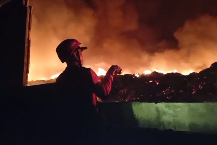 Gudang Ban Bekas di Mojokerto Terbakar, Penyebab Masih Diselidiki