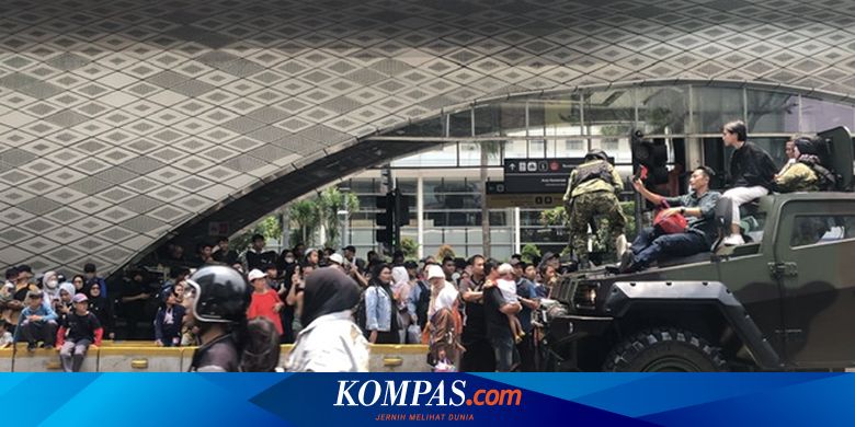 Parade Alutsista Sempat Macet, Warga Manfaatkan Foto Bersama Prajurit