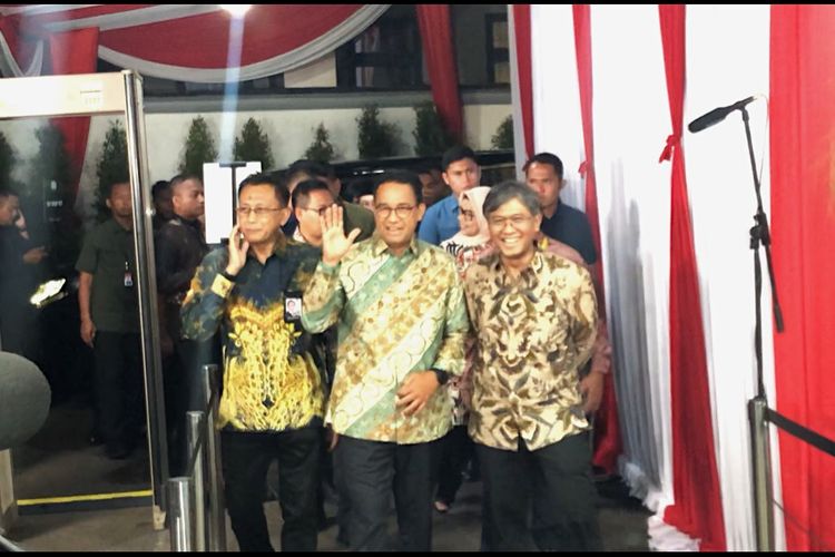 Capres nomor urut 1 Anies Baswedan tiba di kantor Dewan Pers, Gambir, Jakarta, Sabtu (10/2/2024).