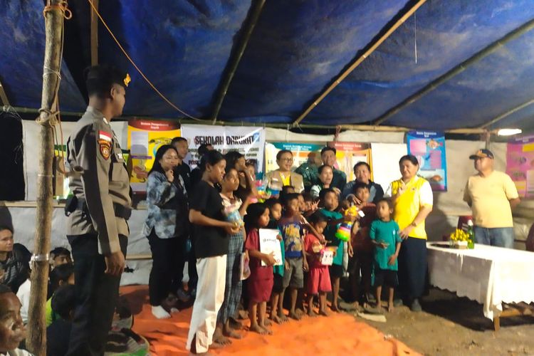 Anak Korban Gempa Flores Belajar dan Bermain di Sekolah Darurat Posko Jeremboro