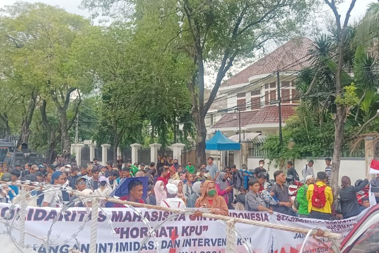 Peserta demontrasi yang berasal dari kelompok mahasiswa peduli demokrasi berkumpul di depan Kantor KPU RI Jl Imam Bonjol, Jakarta Pusat, Kamis (15/3/2024).