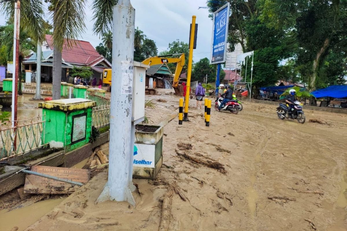 Banjir bandang di Kecamatan Masamba, Kabupaten Luwu Utara, Provinsi Sulawesi Selatan.