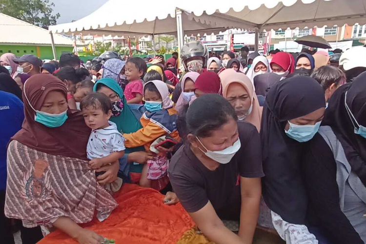 Pelaksanaan operasi pasar murah yang dilaksanakan Dinas Perindustrian dan Perdagangan (Disperindag) Kota Batam, di Perumahan Villa Pesona Asri, Batam Center sejak Kamis (20/1/2022),  diserbu ibu-ibu.