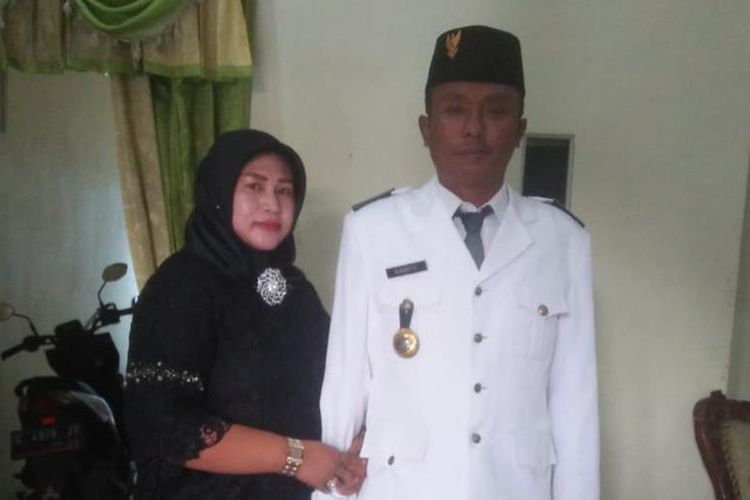 Sunarto (kanan) dan Sri Wahyuni, usai ditetapkan setelah Pemilihan Kepala Desa (Pilkades) periode pertama.