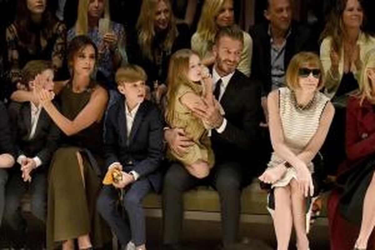 Kebersamaan keluarga Beckham dalam acara fashion show rumah mode Burberry yang diselenggarakan di Los Angeles, Amerika Serikat. 