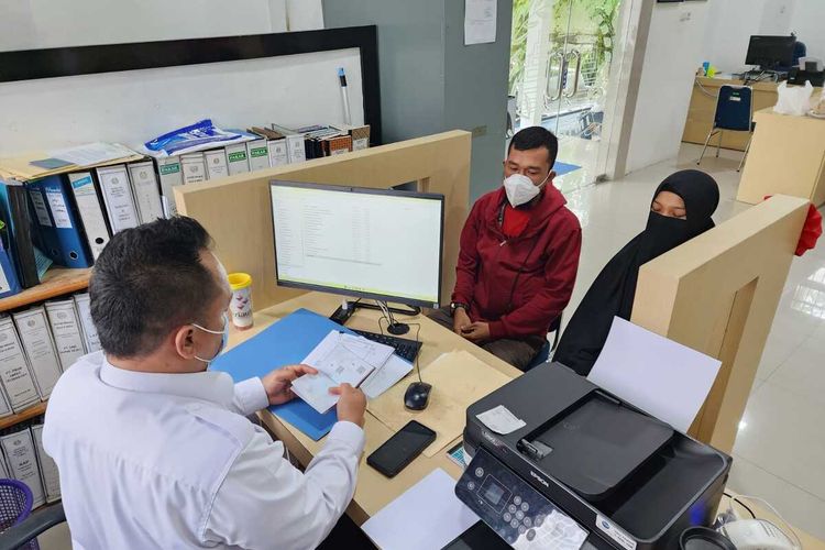Anak perempuan asal Malaysia yang melebihi izin tinggal di Indonesia, saat menjalani pemeriksaan di Kantor Imigrasi Dumai, Riau, Rabu (1/3/2023).