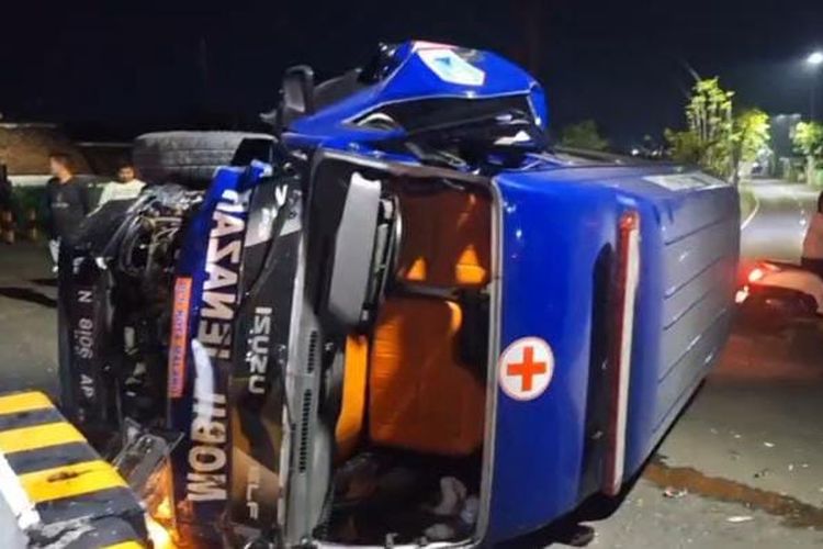 Tabrak Pembatas Jalan, Ambulans Bawa Jenazah Terguling di Madiun, 4 Pengantarnya Selamat