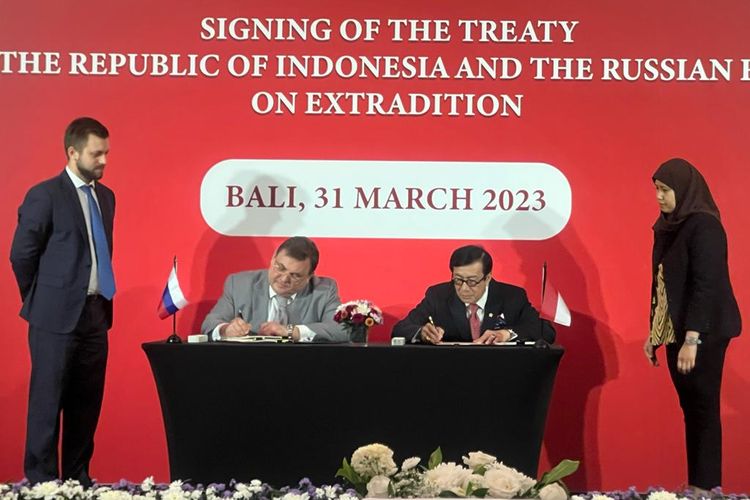 Indonesian Minister of Law and Human Rights Yasonna Laoly (right) and Russian Justice Minister Konstantin Chuychenko (left) sign the first ever extradition agreement between the two countries in Bali on Friday, March 31, 2023.  