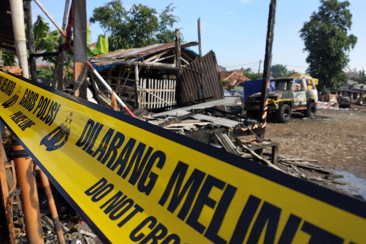 Kondisi posko dan mobil ormas yang dibakar di Jatiwaringin, Bekasi, Rabu (28/3/2018)