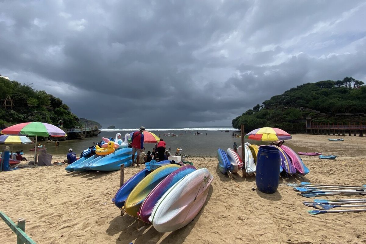 Suasana Pantai Drini, Gunungkidul Selasa (14/12/2021)