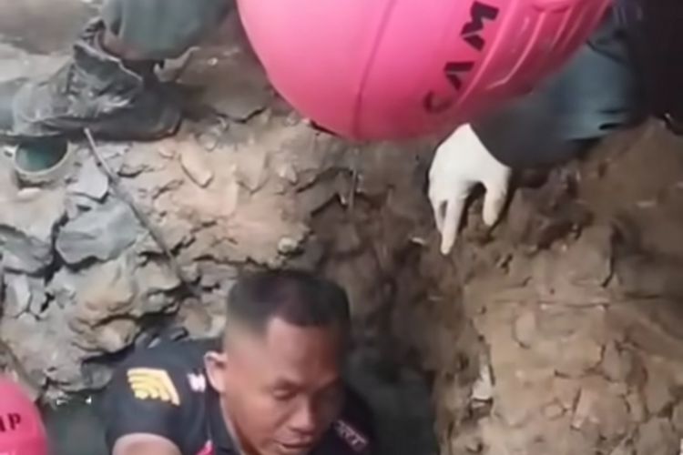 Petugas pemeliharaan sedang berupaya melakukan penyelamatan terhadap Berdedes Situmorang, yang terseret arus air di tengah persawahan, belakang perumahan Bumi Johor Sentosa, Jalan Eka Warni, Kecamatan Medan Johor, Kota Medan, Kamis (17/7/2025).