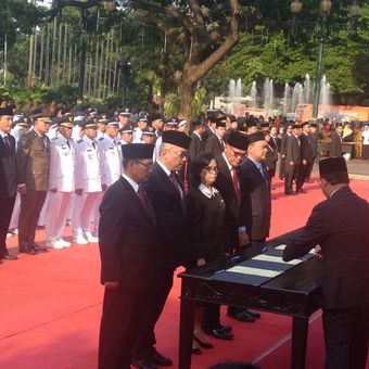 Pelantikan 1.125 pejabat di lingkungan Pemprov DKI Jakarta di lapangan Balai Kota, Senin (25/2/2019). 