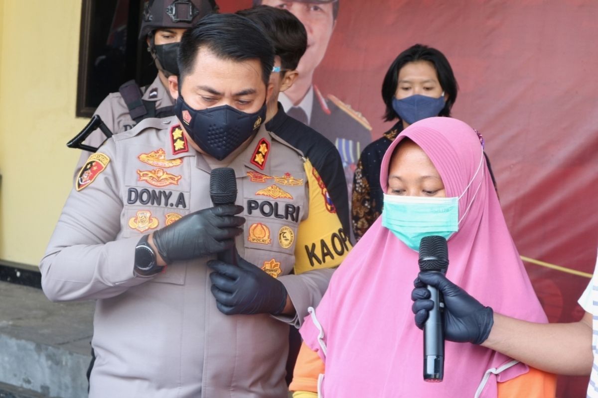 Bandar arisan lebaran terduga kasus penipuan dan penggelapan dihadirkan dalam konferensi pers, di Mapolres Mojokerto, Senin (24/5/2021).