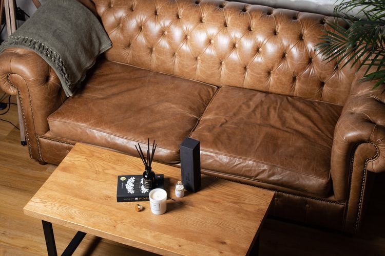 Ilustrasi sofa kulit chesterfield