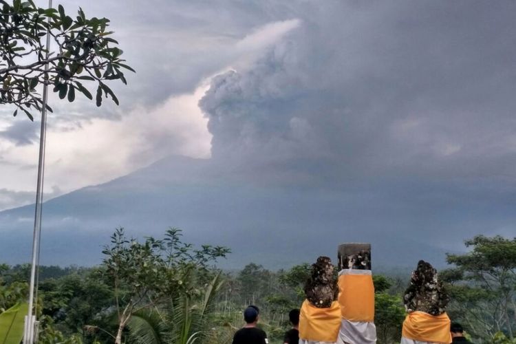 Letusan Gunung Agung yang terletak di Kabupaten Karangasem, Bali, terus membesar, Minggu (26/11/2017).