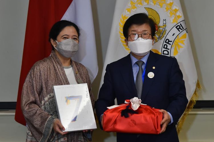 Ketua DPR Puan Maharani dan Ketua Dewan Nasional Republic of Korea, Park Byeong-Seug saat bertemu dan menyerahkan cendera mata berupa album BTS, Selasa (22/3/2022).