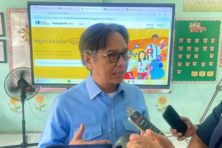 Deputi I Bidang Materi Komunikasi dan Informasi Kantor Komunikasi Kepresidenan Muhammad Isra Ramli saat diwawancarai soal program Papan Belajar Interaktif di SDIT Persis Kecamatan Bojongsoang, Kabupaten Bandung, Jawa Barat, Jumat (2/4/5/2025)