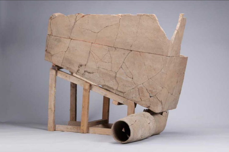 Bagian bawah dari toilet siram manual yang berusia 2.400 tahun. Peneliti meyakini penemuan ini menjadi teknologi paling awal dari penggunaan toilet siram tertua di China.