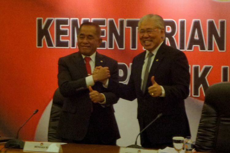 Menteri Pertahanan Ryamizard Ryacudu dan Menteri Perdagangan Enggartiasto Lukita saat menggelar Konferensi Pers Bersama terkait skema imbal beli Sukhoi SU-35 di Kementerian Pertahanan, Jakarta Pusat, Selasa (22/8/2017).