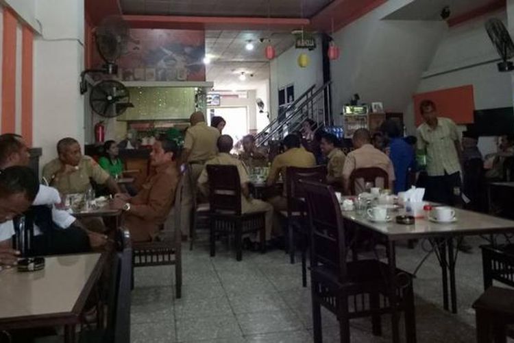 Sejumlah pegawai negeri sipil (PNS) di Kota Ambon memilih nongkrong di rumah kopi Lela di Jalan Sam Ratulangi saat jam kerja berlangsung, Selasa (31/1/2017)