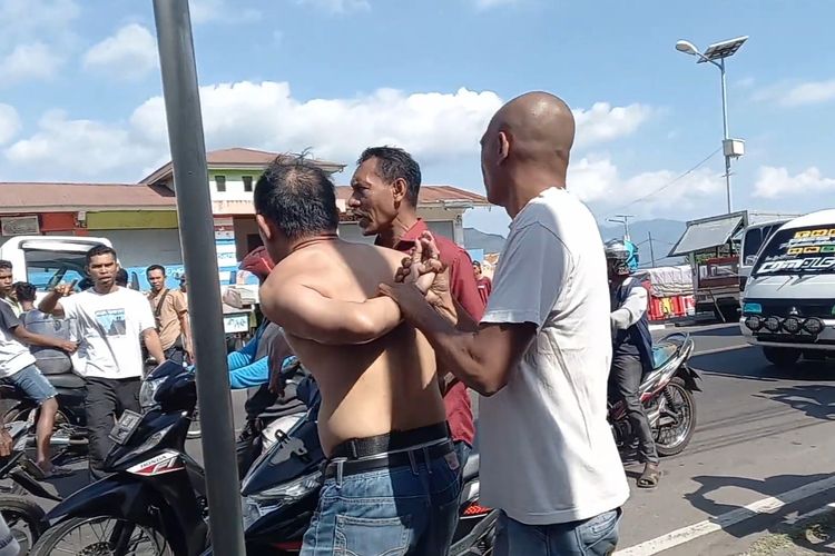 Foto: Terduga pelaku tangkap warga karena diduga mencuri dompet di sebuah mobil boks, Jumat (29/7/2022)