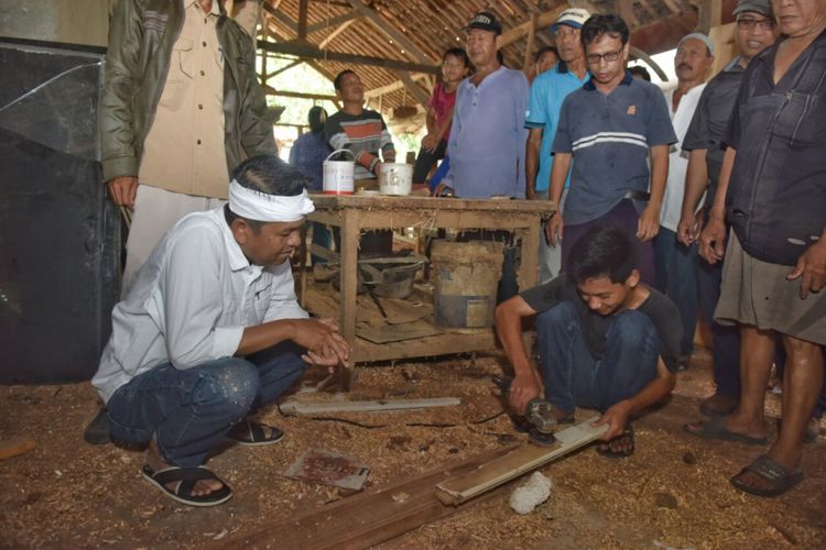 Cawagub Jabar Dedi Mulyadi, sedang memerhatikan seorang anak yang membantu usaha kayu orangtuanya di Kecamatan Pebayuran, Kabupaten Bekasi, Rabu (7/3/2018).