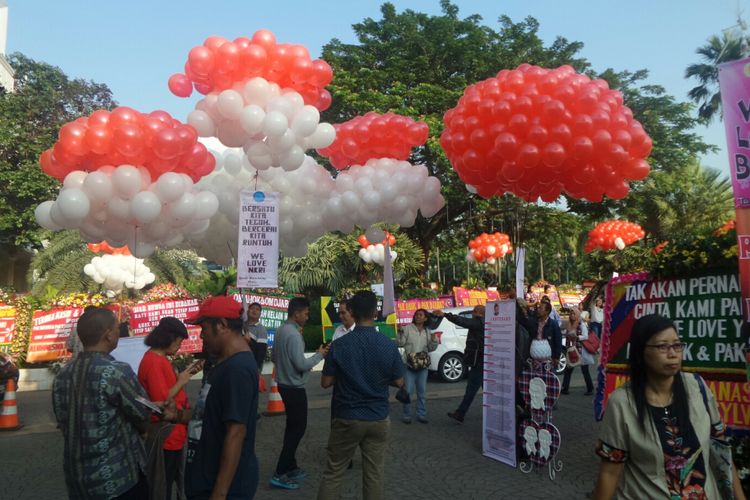 Pendukung membawa balon-balon untuk Ahok ke Balai Kota DKI Jakarta, Jalan Medan Merdeka Selatan, Senin (8/5/2017). 