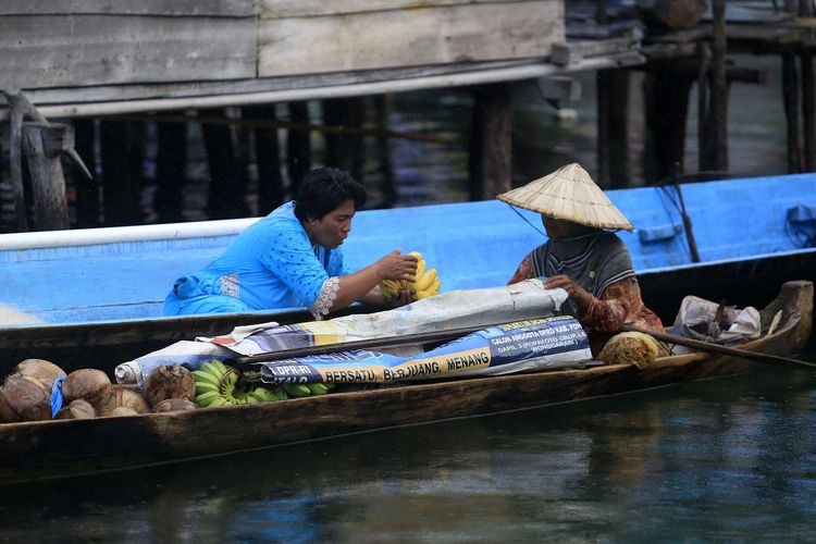 Foto dirilis Senin (7/9/2020), memperlihatkan seorang pedagang menggunakan perahu untuk menjajakan bahan kebutuhan pokok, sayuran dan bumbu dapur di perkampungan Suku Bajau Desa Torosiaje. Suku Bajau terkenal sebagai suku pengembara laut dan nelayan ulung dalam mencari ikan, yang kental menjaga budaya leluhur seperti tradisi, ritual dan pantangan.