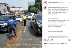 Polisi Tebar Tanah di Jalan Hindari Pengendara Motor Terpeleset karena Oli Tumpah