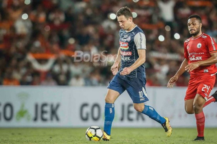 Pemain Arema FC, Balsa Bozovic, diikuti oleh pemain Persija Jakarta, Yan Nasadit, pada laga Liga 1 2018 di Stadion Utama GBK pada Sabtu (31/3/2018).
