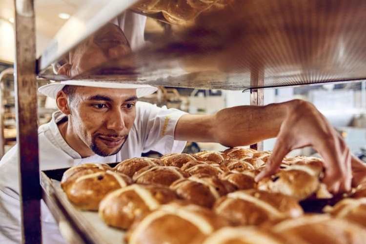 Stok kismis berkurang secara global sehingga kemungkinan harga penjualan hot cross bun akan melonjak pada Paskah ini di Inggris. (The Telegraph)
