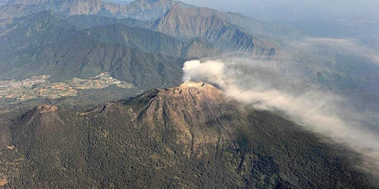 Belerang Gunung Welirang

Asap keluar dari kawah Gunung Welirang di Jawa Timur, Selasa (30/6/2015). Gunung Welirang merupakan salah satu gunung berapi aktif di perbatasan Kota Batu, Kabupaten Malang, dan Kabupaten Mojokerto. Gunung ini berada pada satu punggungan yang sama dengan Gunung Arjuno. Banyak keluarga bergantung pada gunung ini untuk menambang belerang. 