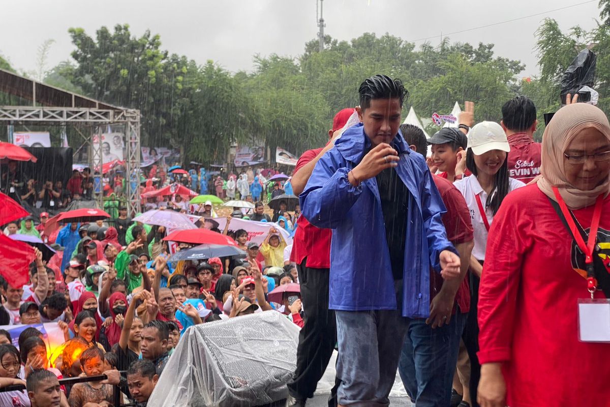 Ketua Umum Partai Solidaritas Indonesia (PSI) saat hadir di Kampanye Akbar PSI, Lapangan Bola Kedoya, Kedoya, Kebon Jeruk, Jakarta Barat, Sabtu (27/1/2024).