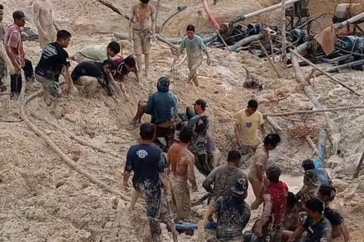 Warga saat melakukan proses evakuasi terhadap keempat korban longsor di Desa Marapit, Kecamatan Kapuas Tengah, Kabupaten Kapuas, Kalimantan Tengah, pada Selasa (29/4/2025).