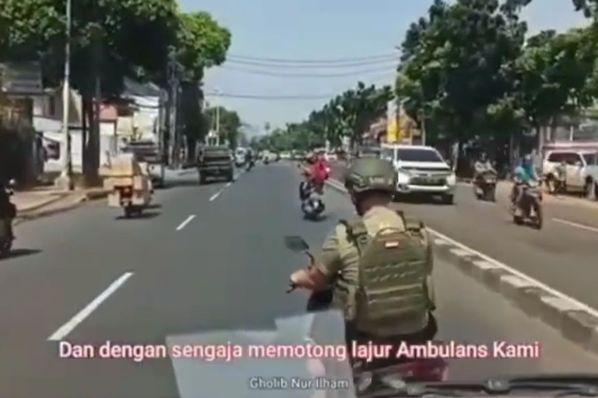 Belakangan ini sebuah video beredar di media sosial menunjukkan ambulans dihalangi-halangi saat sedang di jalan. Peristiwa itu terjadi di Jalan Otista Raya, Jatinegara, Jakarta Timur, Kamis (12/8/2021) lalu.