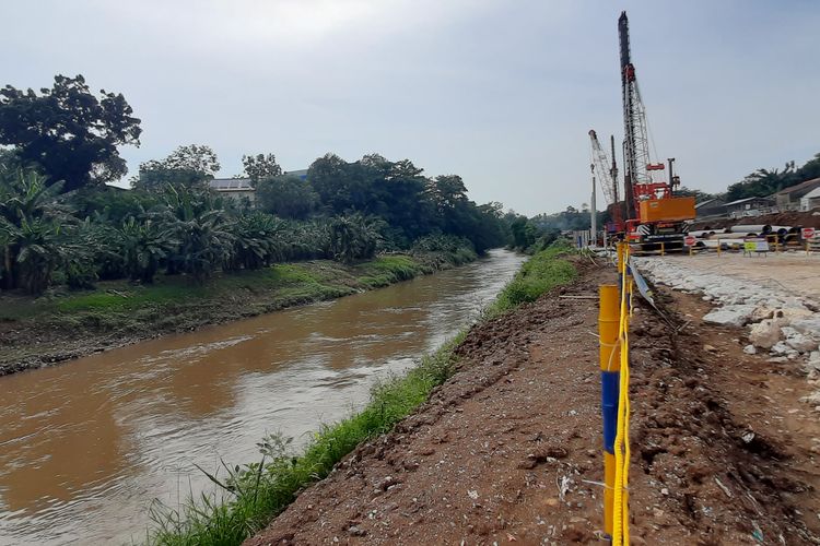 Pemerintah Provinsi DKI Jakarta tengah membangun saringan sampah Kali Ciliwung yang berada di aliran Kali Ciliwung segmen TB Simatupang, Jagakarsa, Jakarta Selatan. Dipotret Senin (26/9/2022).