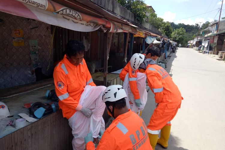 Tim sedang memasang alat pelindung diri sebelum melakukan penyemprotan disinfektan dan evakuasi pasien corona di Samarinda, Kaltim, awal April 2020. 
