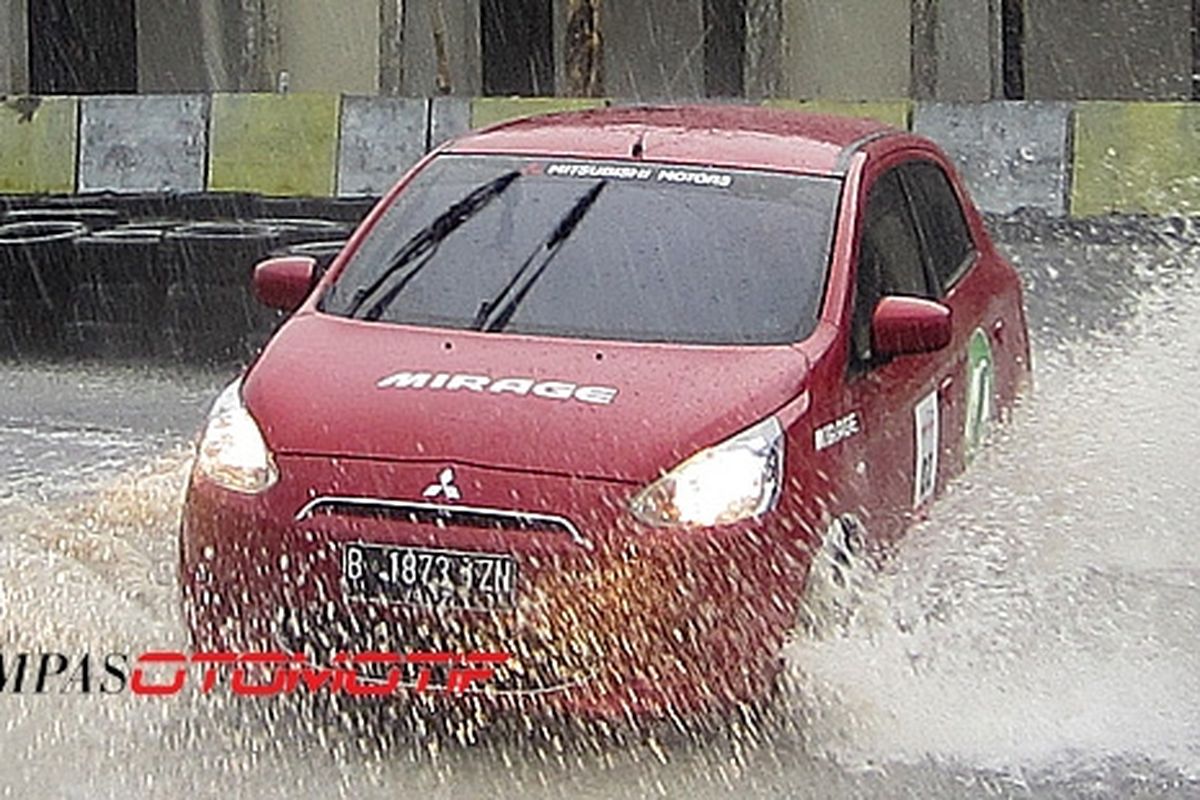 Mitsubishi Mirage saat melintas genangan