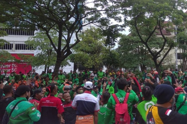 Aksi demo ojol di depan kantor Gubernur Jateng, Senin (7/3/2022)