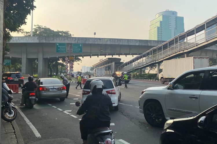 Depan Polda Metro Jaya Macet Parah, Arus Jalan Arah Sudirman Dialihkan